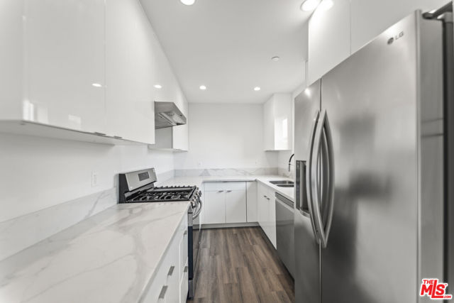 1254 9th Street, Santa Monica CA: https://media.crmls.org/mediaz/f10a66a7-4b7d-4dd6-87d3-ce315c13020a.jpg