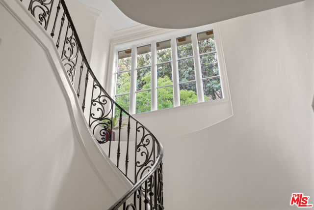 3697 Benedict Canyon Lane, Sherman Oaks CA: https://media.crmls.org/mediaz/f10ae028-b278-4980-89fc-e4f7d692b81b.jpg
