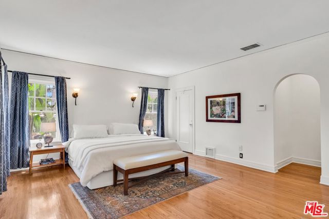 1709 Buckingham Road, Los Angeles CA: https://media.crmls.org/mediaz/f10ceeff-4440-4d86-a515-802f8704bf83.jpg