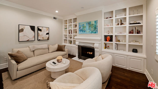 10364 Almayo Avenue, Los Angeles CA: https://media.crmls.org/mediaz/f10d103b-5792-4b6b-9622-3379455662f9.jpg