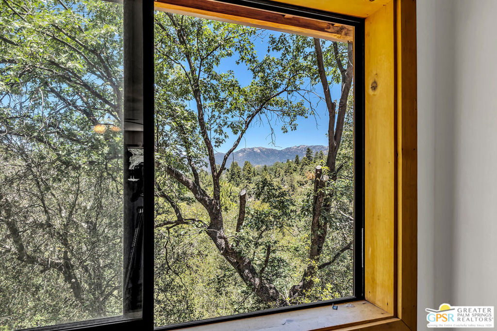 https://media.crmls.org/mediaz/f10d9b13-be35-4d30-aaad-f8ad437ce1a2.jpg?preset=X-Large