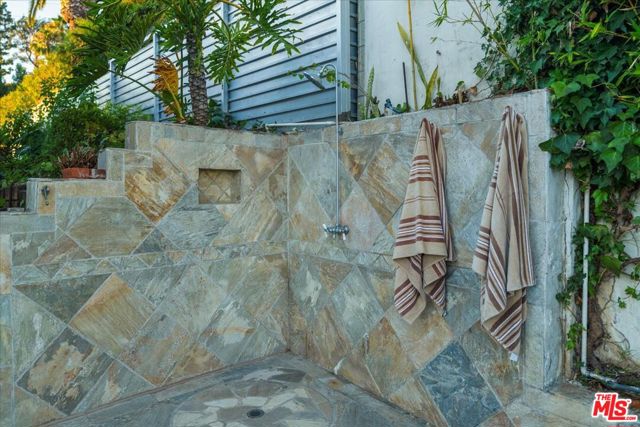 6530 Lakeridge Road, Los Angeles CA: https://media.crmls.org/mediaz/f10dc008-68ee-4994-bc71-4a42548f09f3.jpg