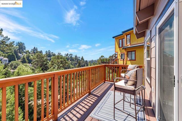 6659 Exeter Dr, Oakland CA: https://media.crmls.org/mediaz/f10f2392-b10a-402c-8c03-499e399a4077.jpg