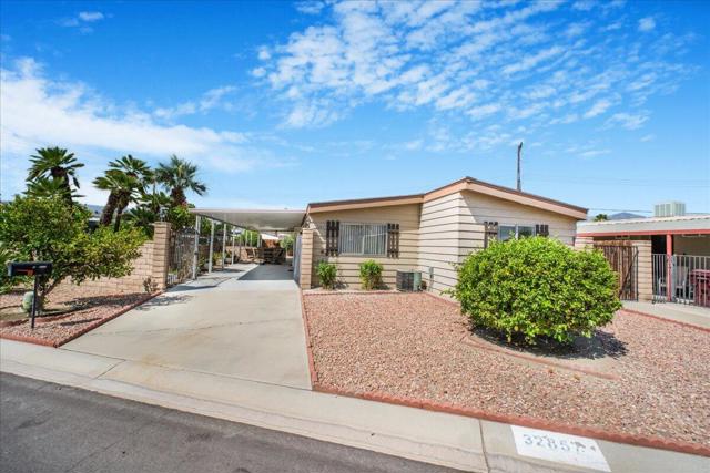32857 Bloomfield Avenue, Thousand Palms CA: https://media.crmls.org/mediaz/f10fa09a-5bcc-48b3-b836-9b85fe0017b3.jpg