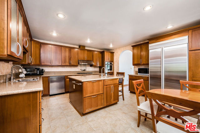 257 S Van Ness Avenue, Los Angeles CA: https://media.crmls.org/mediaz/f1101f66-eca5-4069-9c3d-232a9dfbc61f.jpg