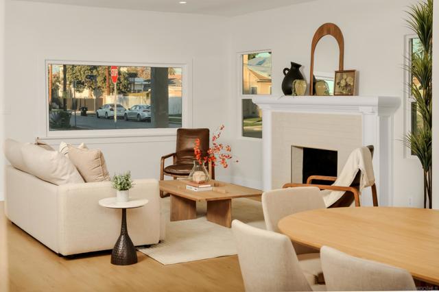 1900 W 41St St, Los Angeles CA: https://media.crmls.org/mediaz/f111f80f-2801-46c7-bb35-79bcdab58844.jpg