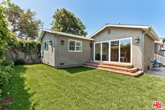 3504 Redwood Avenue, Los Angeles CA: https://media.crmls.org/mediaz/f112596f-fa94-44f1-9046-673d62e63704.jpg