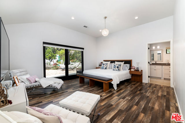 1865 El Monte Drive, Thousand Oaks CA: https://media.crmls.org/mediaz/f1125bd8-f49d-4519-8cf5-db840127d3de.jpg