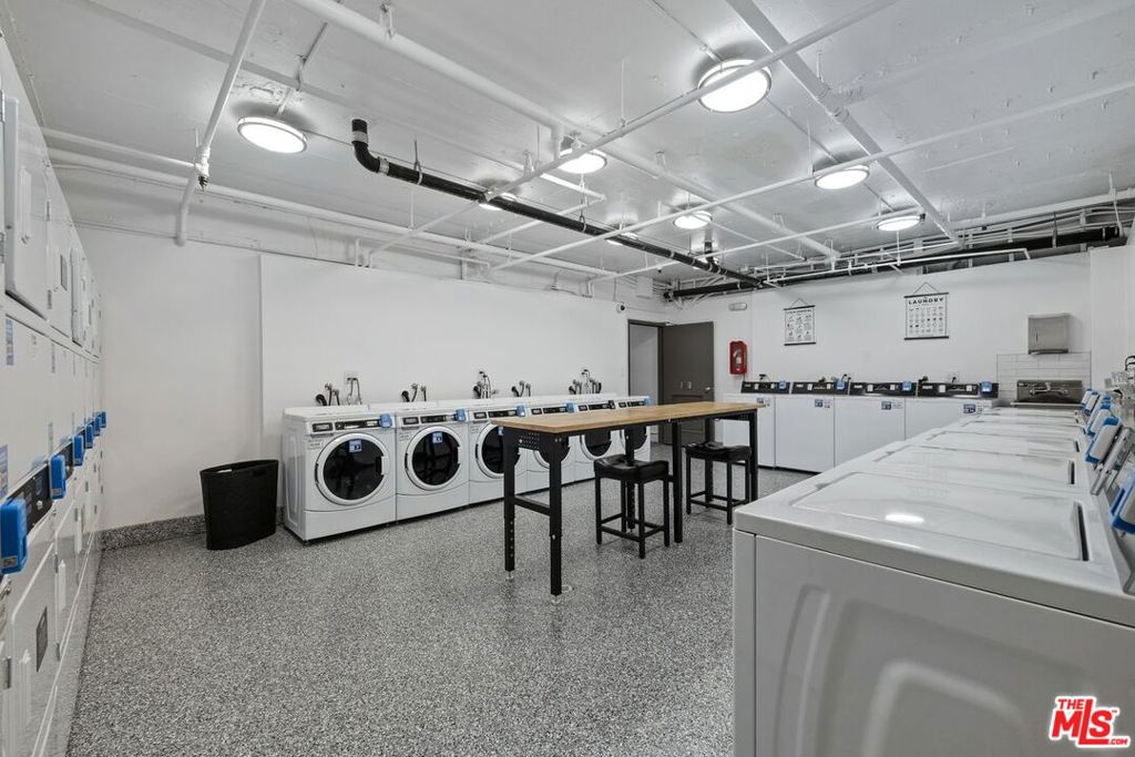 https://media.crmls.org/mediaz/f1125cdf-38fc-4e3b-a4ab-37e2f805376d.jpg?preset=X-Large