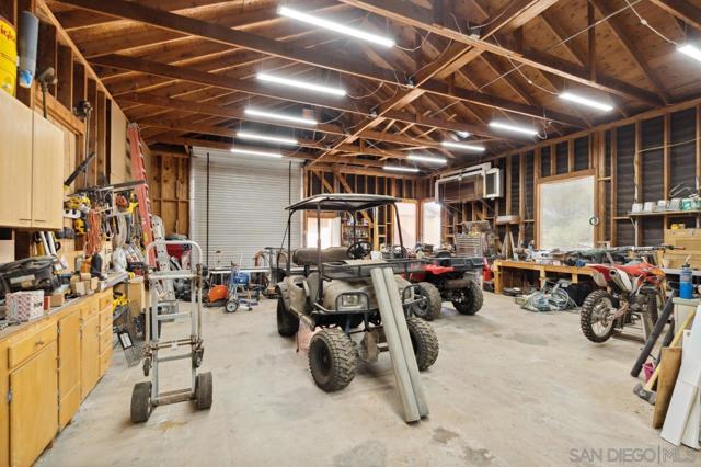 15091 Chemise Creek Rd, Ramona CA: https://media.crmls.org/mediaz/f1159e59-ca50-4a22-bbac-84106d640559.jpg