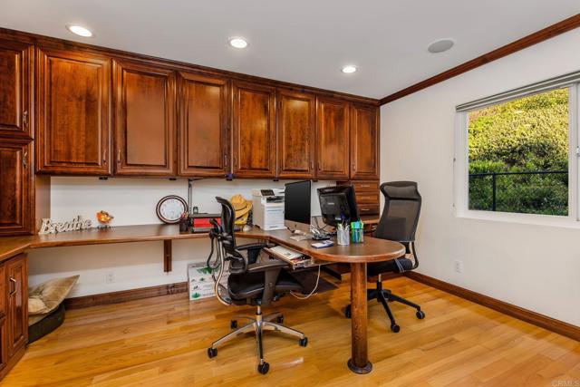 4400 Chaumont Road, Woodland Hills CA: https://media.crmls.org/mediaz/f115ae95-b097-40ba-b813-11d2a537be21.jpg