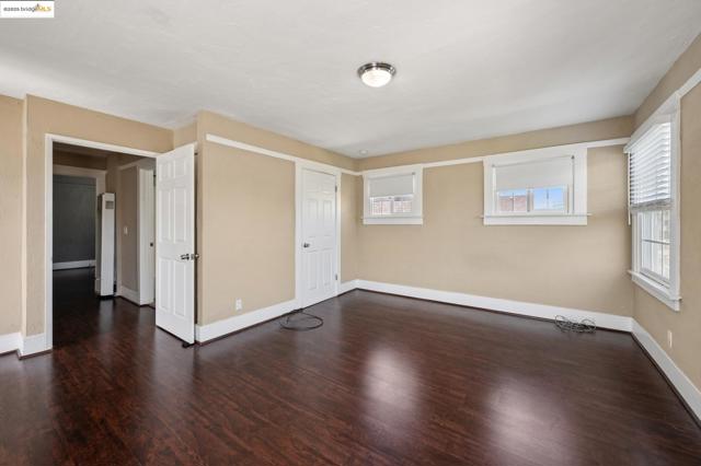 Image 24 of 60 For 1063 32nd St