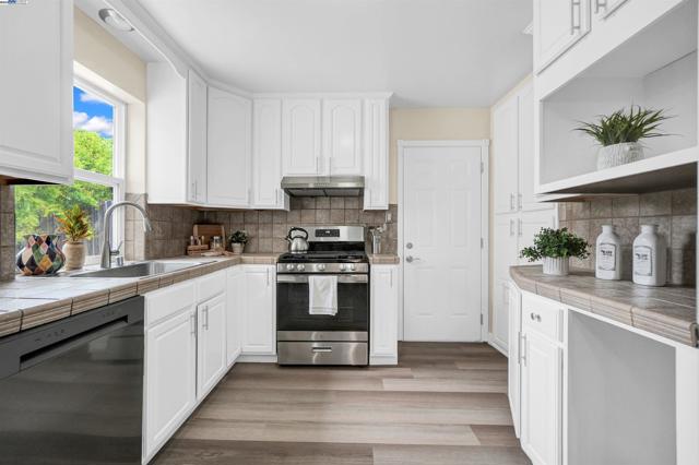 19157 San Miguel Ave, Castro Valley CA: https://media.crmls.org/mediaz/f1166930-45a4-4416-bcc3-9b3212abfea3.jpg