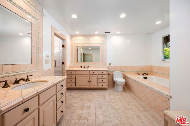 2562 Mandeville Canyon Road, Los Angeles CA: https://media.crmls.org/mediaz/f1170775-5d33-44e7-a652-da35cd7463f6.jpg
