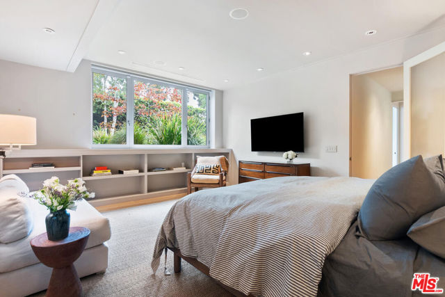 431 W Rustic Road, Santa Monica CA: https://media.crmls.org/mediaz/f1175fc6-94fc-480f-a591-90cfca3b47ab.jpg