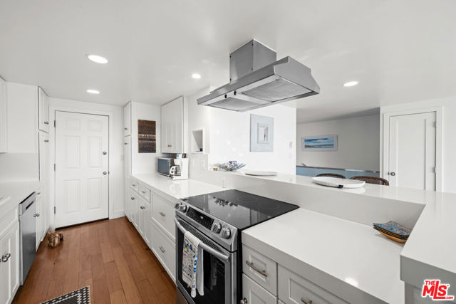 23908 De Ville Way, Malibu CA: https://media.crmls.org/mediaz/f1179c06-b0bc-4dbb-96a0-3ebab7fc4341.jpg