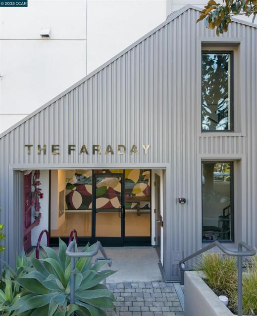 58 Vernon St, Oakland CA: https://media.crmls.org/mediaz/f1184230-7c3d-485f-a3b6-0c2e72af4a39.jpg