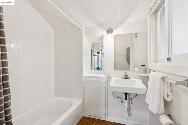 1532 Walnut St, Berkeley CA: https://media.crmls.org/mediaz/f119a170-edd6-40ed-b554-f482b923a679.jpg
