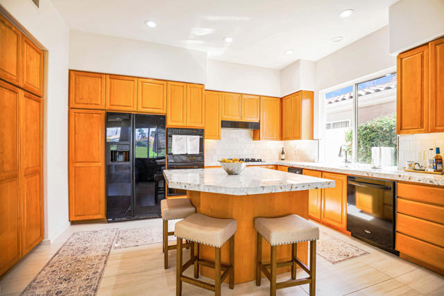 371 Tomahawk Drive, Palm Desert CA: https://media.crmls.org/mediaz/f119faeb-c9fd-4be3-8d23-4d123156af01.jpg