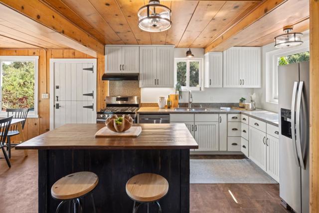 18 Upper Circle, Carmel Valley CA: https://media.crmls.org/mediaz/f11afdcb-f580-4271-bcbb-c79aa88e69f1.jpg