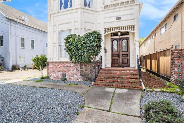 2120 Encinal, Alameda CA: https://media.crmls.org/mediaz/f11d5a34-46fa-48e3-97cb-f0c5aaf577ad.jpg