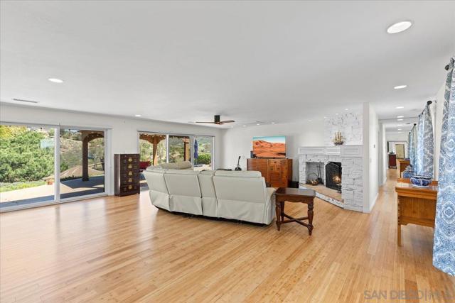 20403 Rancho Villa Rd, Ramona CA: https://media.crmls.org/mediaz/f11d7153-1678-4301-b190-778decb87684.jpg