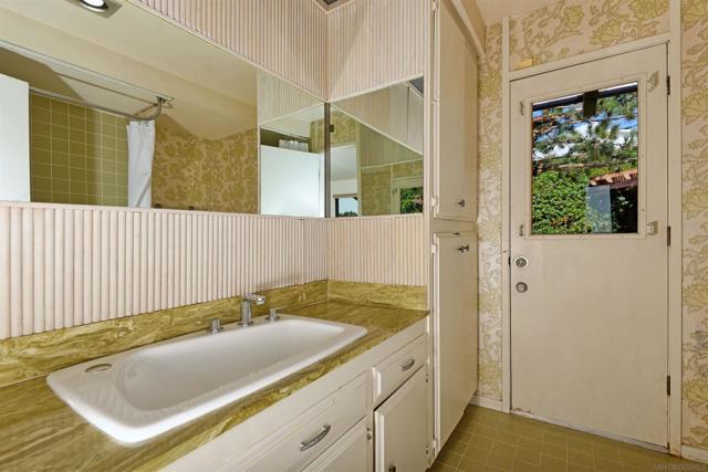 1553 Copa de Oro, La Jolla CA: https://media.crmls.org/mediaz/f11f38b6-aa35-4753-992a-0f35efb036a9.jpg