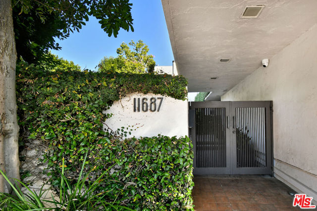 11687 Bellagio Road, Los Angeles CA: https://media.crmls.org/mediaz/f11f69ac-f964-4903-a4e4-a42e4cc98fb2.jpg