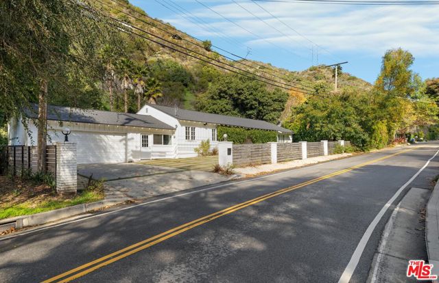 3443 Mandeville Canyon Road, Los Angeles CA: https://media.crmls.org/mediaz/f11f9dda-9c32-4193-947c-416cf4130569.jpg