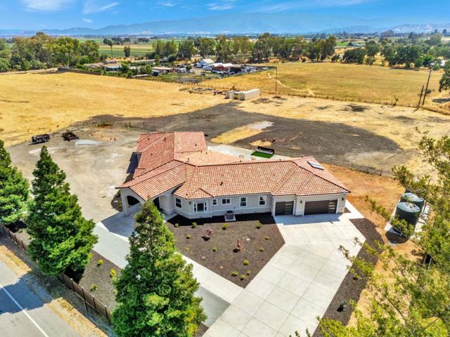 10055 Foothill Avenue, Gilroy CA: https://media.crmls.org/mediaz/f11faa9c-0b93-4b02-84e4-6a6e7b8f7e01.jpg