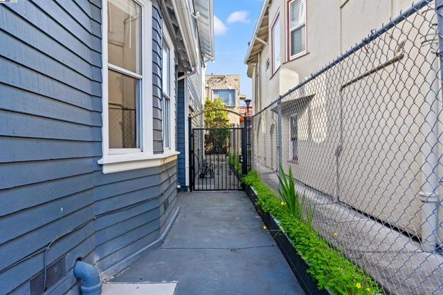1206 E 23rd St, Oakland CA: https://media.crmls.org/mediaz/f11fb295-b2ef-4e78-bf38-860baf4b25c9.jpg