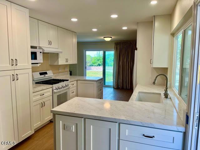 Detail Gallery Image 9 of 18 For 157 N Brookshire Ave, Ventura,  CA 93003 - 5 Beds | 2/1 Baths