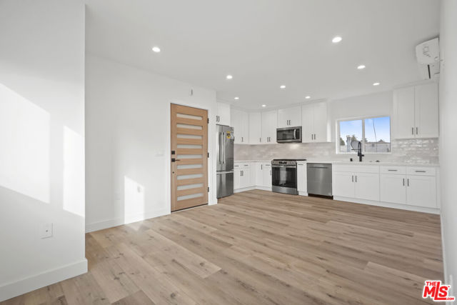 2808 S Cloverdale Avenue, Los Angeles CA: https://media.crmls.org/mediaz/f1208020-0b31-4f6b-834c-d903995cc5bc.jpg