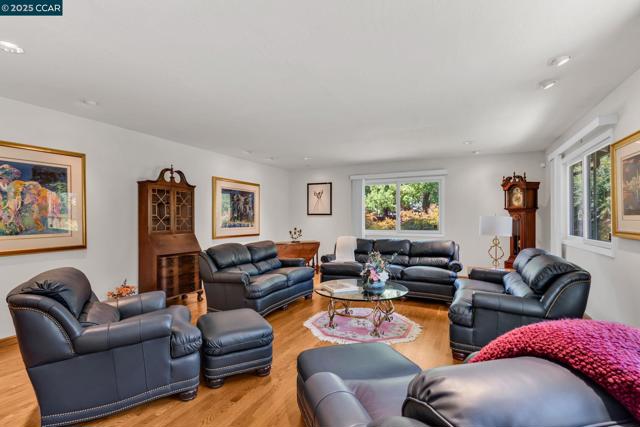 2032 Vanderslice Ave, Walnut Creek CA: https://media.crmls.org/mediaz/f1211341-47fe-4732-91f8-279b3ee4fa15.jpg