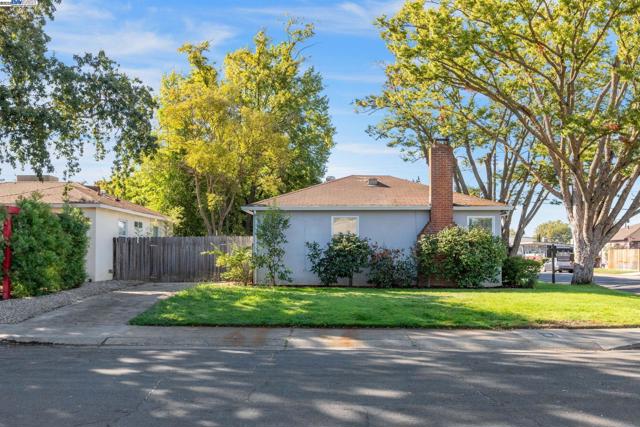 3719 60Th St, Sacramento CA: https://media.crmls.org/mediaz/f1214541-15f1-485e-850c-a999b9bc514a.jpg