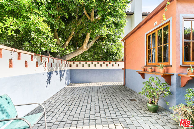 4171 Kraft Avenue, Studio City CA: https://media.crmls.org/mediaz/f121561e-e6d1-4aaf-b3f3-64590665d6bb.jpg