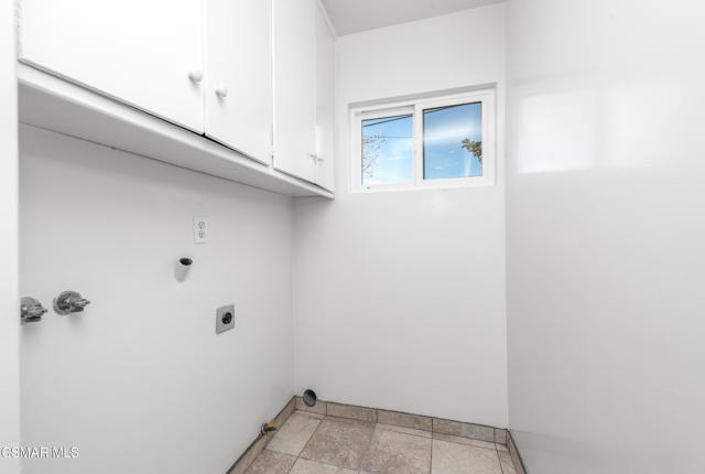 22002 Ybarra Road, Woodland Hills CA: https://media.crmls.org/mediaz/f1237871-46e4-4d06-9268-b067e70eaf8b.jpg