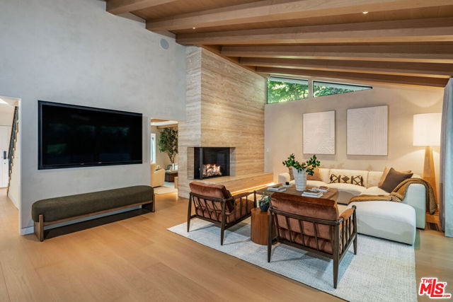 365 Norcroft Avenue, Los Angeles CA: https://media.crmls.org/mediaz/f123b196-137f-40b8-8609-41f5612c47a7.jpg