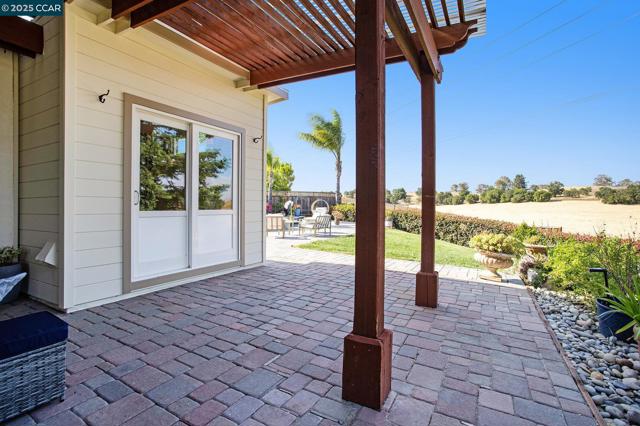 4001 Browning Dr, Concord CA: https://media.crmls.org/mediaz/f123f67a-673f-4b14-ba61-4eb2d060eeb1.jpg