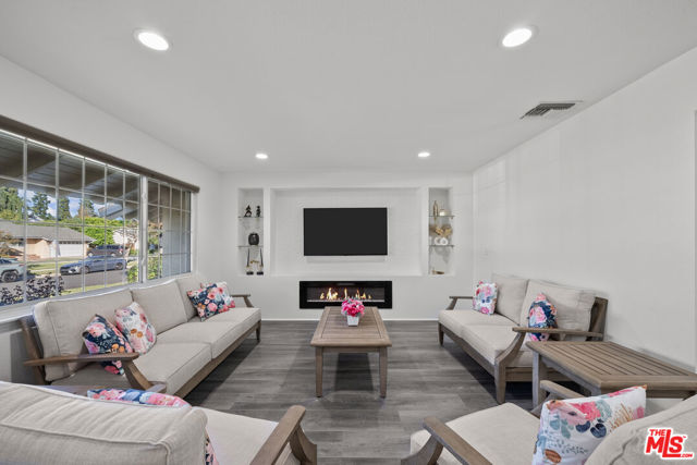 18352 Donmetz Street, Porter Ranch CA: https://media.crmls.org/mediaz/f1243edc-d615-4f99-b73e-4c44f3e1541f.jpg