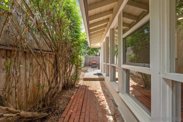 8874 La Jolla Scenic Dr N, La Jolla CA: https://media.crmls.org/mediaz/f1248240-458b-418e-8530-d75778f103d7.jpg