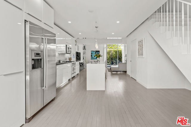 7917 WILLOUGHBY Avenue, 5 photo 5