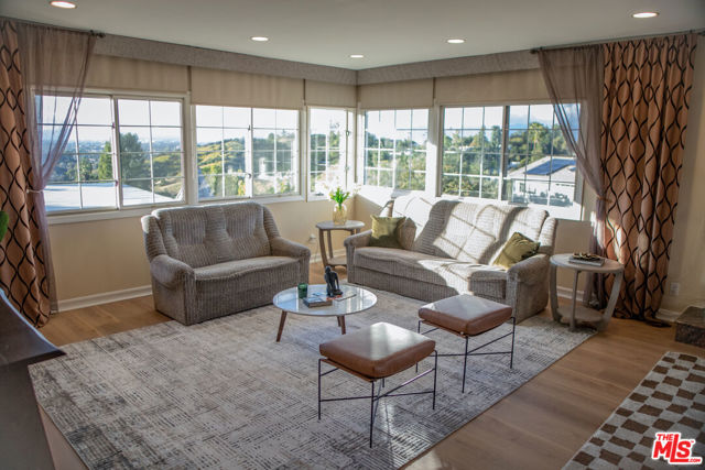 11502 Dona Teresa Drive, Studio City CA: https://media.crmls.org/mediaz/f124cfd6-7cb3-4dfb-bd00-6748fbba350b.jpg