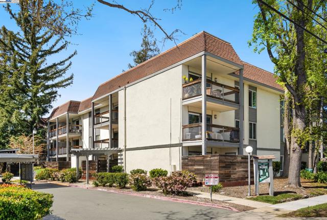 4081 Clayton Rd, Concord CA: https://media.crmls.org/mediaz/f125d0ea-a900-48e8-8f52-0f2e16832c6d.jpg