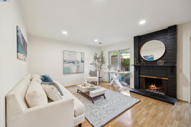 3362 Tonga Ln, Alameda CA: https://media.crmls.org/mediaz/f125f50a-108a-4c33-98d2-74b32abe66e8.jpg