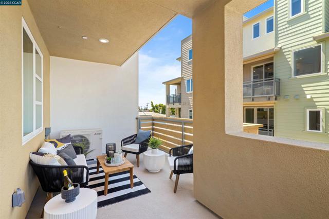 27258 Lumina Ct, Hayward CA: https://media.crmls.org/mediaz/f126ddcb-f190-4848-8dd4-5d2e7ceb2126.jpg