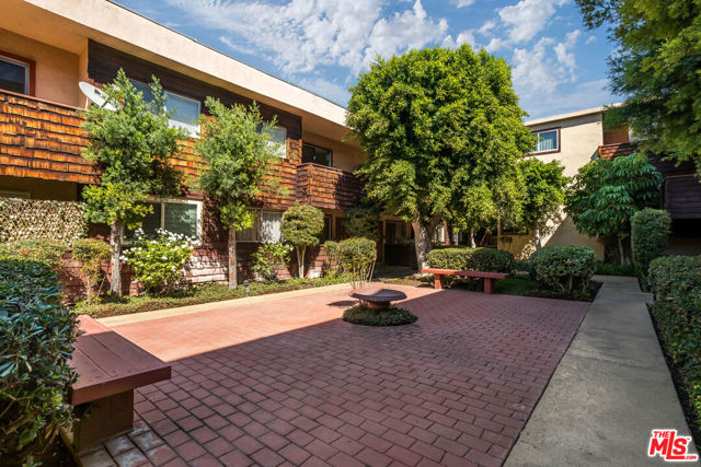 5414 Newcastle Avenue, Encino CA: https://media.crmls.org/mediaz/f12727c4-d5be-4e1b-ad87-2a976c7f907b.jpg