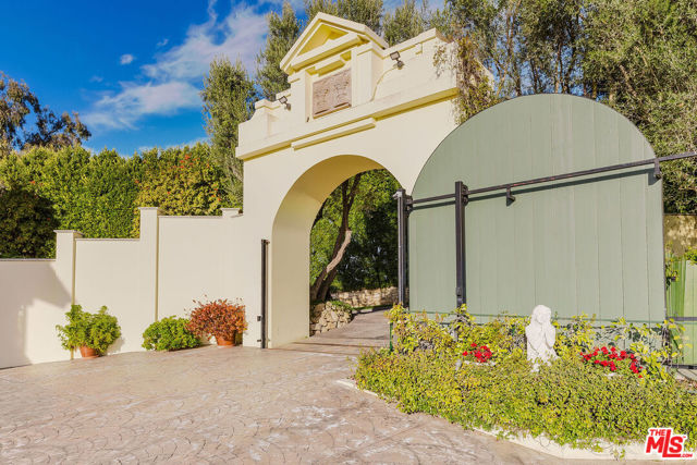 1401 Bel Air Road, Los Angeles CA: https://media.crmls.org/mediaz/f1273e61-6147-4a5f-bc5a-614ca273ac4b.jpg