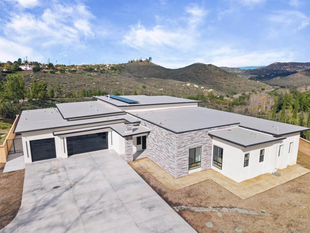 16925 Old Coach Rd, Poway CA: https://media.crmls.org/mediaz/f127b80a-0e7c-4f9a-96d7-e86a16eed4bf.jpg