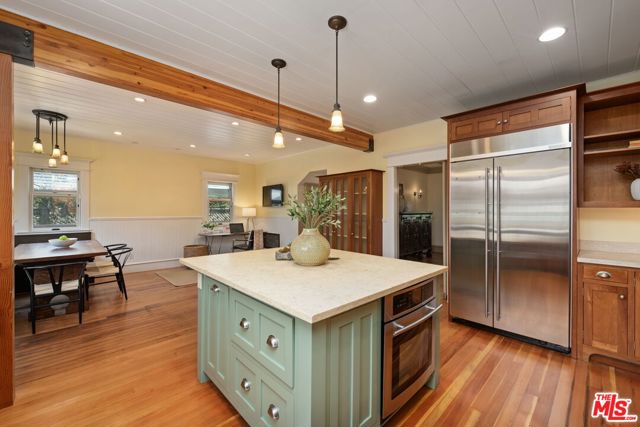 21 Park Avenue, Venice CA: https://media.crmls.org/mediaz/f1292f54-17fe-488c-b5de-3d51036053f8.jpg